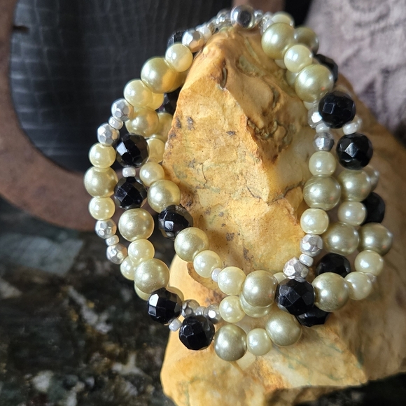 Jewelry - Elegant Pearl and Black Bead Bracelet